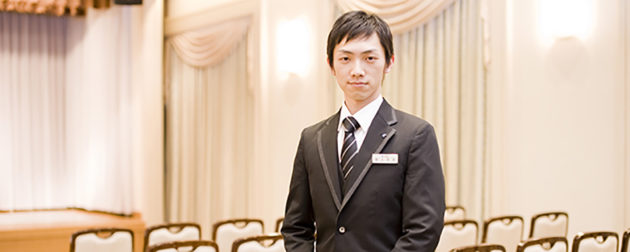 公益社でまごころ葬儀を実現するためホスピタリティあふれるサービスを提供する葬祭ディレクタースタッフ
