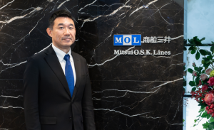 スーツ姿の男性